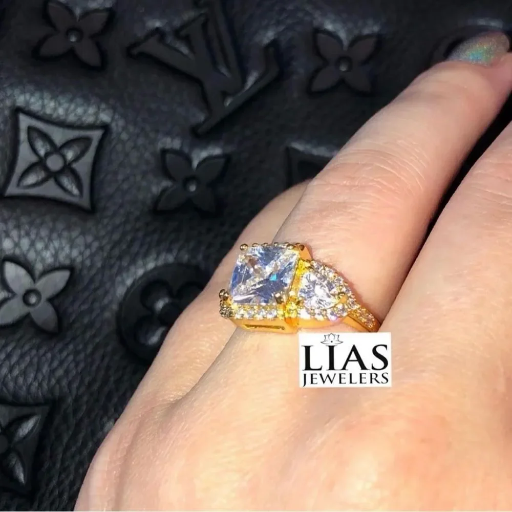 New 18k yellow gold engagement ring